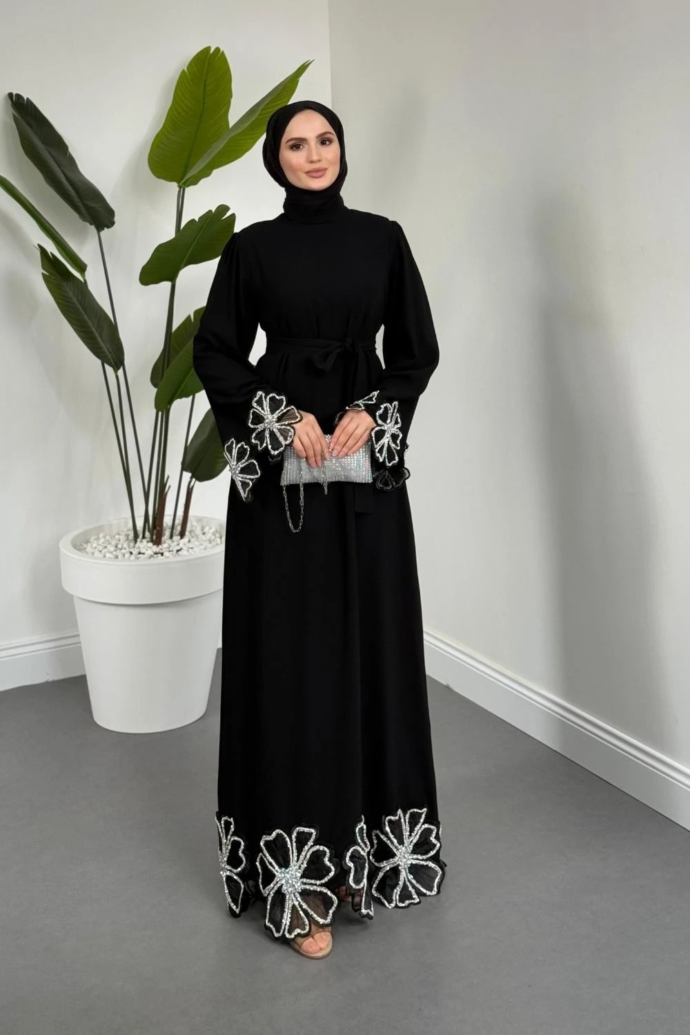 Pariah Kolları Ve Etek Ucu Papatyalı Taşlı Abiye Siyah