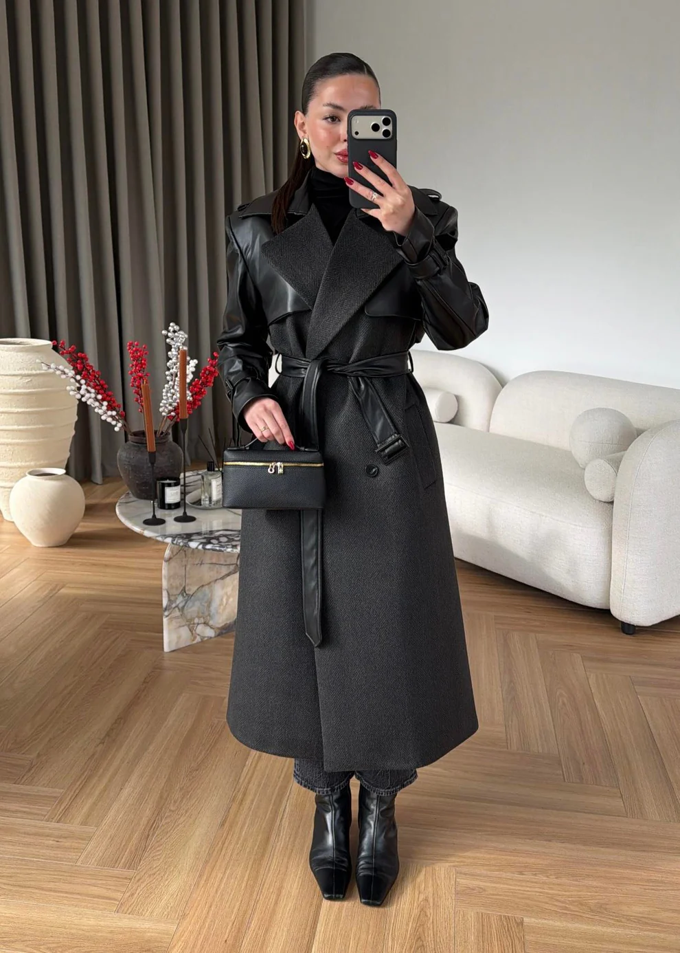 Omuzu Deri Detaylı Uzun Kaban SİYAH